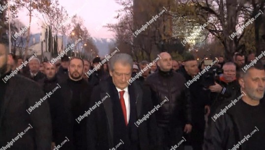 Protesta 'anti Vuçiç', Berisha shmang selinë e PD, i bashkohet protestuesve në marshimin për te Kryeministria