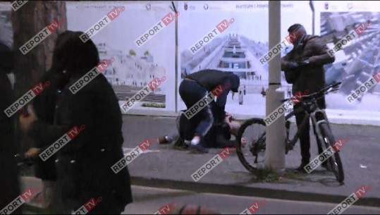 VIDEO/ Grushte e shqelma, plas sherri te protesta e Berishës 