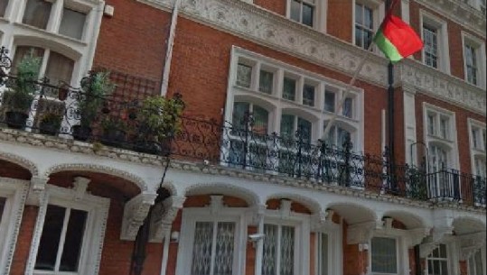‘Bastisje’ e ambasadës së Bjellorusisë në Londër, diplomati sulmohet fizikisht! Dërgohet në spital me hundë të thyer