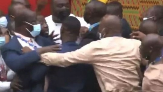 'Plas' grushti në Parlamentin e Ganës, shndërrohet në stadium me tifozë ‘huliganë’ (VIDEO)