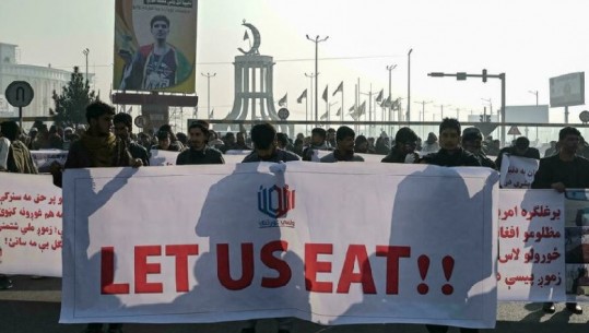 Protestuesit në Kabul thirrje SHBA: Të hiqet bllokada në asetet bankare! Parandaloni shkatërrimin e ekonomisë së Afganistanit 