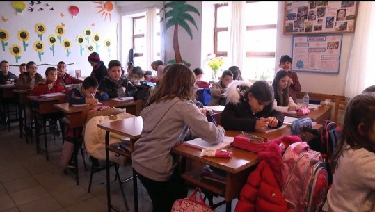 Mungesa e ngrohjes në shkolla/ Në Lezhë e Gjirokastër nxënësit blejnë vetë reflektorët! Drejtoresha në Belsh: Kemi kaldaja, por se ndezim sepse harxhon shumë naftë