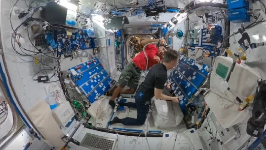 VIDEO/ Sallon bukurie ‘Hapësira’, astronauti me shumë talente i lë të gjithë pa fjalë