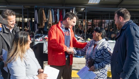 Hapet tregu i ri i rrobave të përdorura në Selitë, Veliaj shpërndan licencat e para: 100 familje rome dhe egjiptiane do punojnë me dinjitet