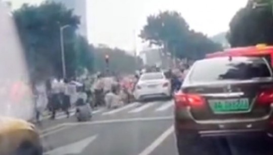 Kinë/ Pamje të frikshme, makina përplas këmbësorët në vijat e bardha! Shoferja: Shkela gazin padashje (VIDEO)