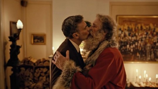 Reklama në Norvegji që ka ndezur debate! Babagjyshi është gay, momenti kur puth të riun pasi i kërkoi 'dhuratën e veçantë'