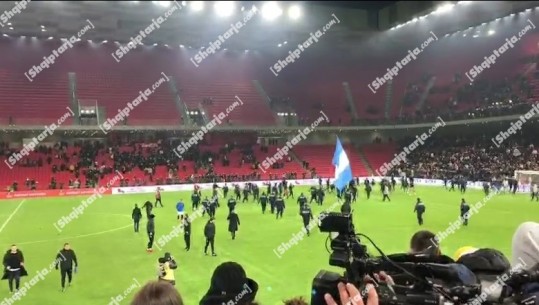 VIDEO/ Plas lufta pas Partizani-Tirana, tifozeritë përplasen në fushën e lojës