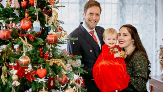 Të përqafuar dhe të buzëqeshur, Elia Zaharia dhe Princi Leka me vajzën në krah uruan besimtarët shqiptarë në prag të Krishtlindjes 