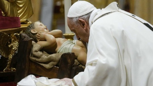 Mesha e Krishtlindjeve, Papa Françesku: Jezusi është atje ku dinjiteti i njeriut vihet në provë