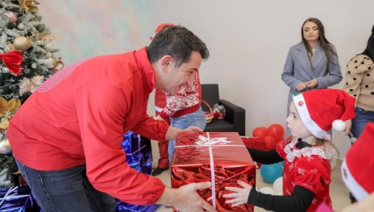Festa e Krishtlindjes, Veliaj shpërndan dhurata për fëmijët në nevojë: Krenar për shërbimet që ofrojmë për familjet në vështirësi