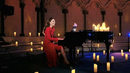 Siç nuk e keni parë kurrë, Dukesha Kate Middleton luan në piano së bashku me muzikantin e njohur për Krishtlindje (Video)