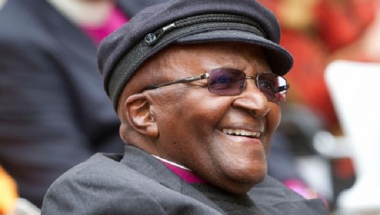 Vdes njeriu i betejës kundër aparteidit të Afrikës së Jugut! Kryepeshkopi Desmond Tutu fitues i çmimit Nobel për Paqe shuhet në moshën 90-vjeçare