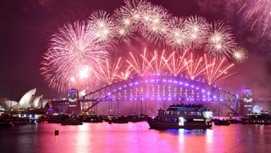 Omicron përhapet në gjithë botën, ‘prish’ festimet e Vitit të Ri, anulohen spektaklet me fishkezjarre