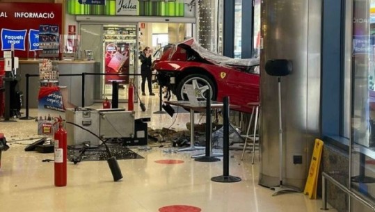 82-vjeçari humb kontrollin e makinës, Ferrari përfundon brenda qendrës tregtare në Andorra (VIDEO)