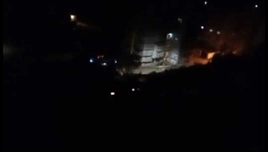Aksident në Gjirokastër, makina bie në humnerë nga 50 metra lartësi! Shoferi shpëton mrekullisht (VIDEO)