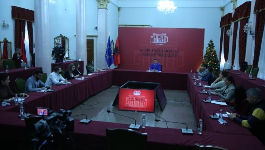 Darkë me Bashën? Kreu i Grupit të PS: Shpifje e nekrofilit Sali Berisha, të dy të rimerren në pyetje nga drejtësia e re për 21 janarit, janë tentuar të fshihen prova  (VIDEO)