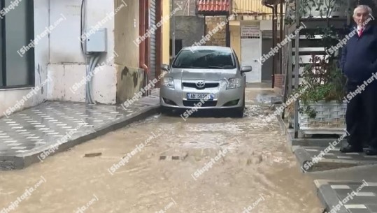 Lezha kaplohet nga reshjet e dendura të shiut, rrugët ‘shndërrohen në lumenj', qytetarët në vështirësi për t'i kaluar