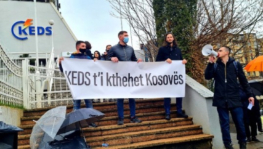 Protestë në Prishtinë për krizën energjetike: S'duam arsyetime, riktheni energjinë elektrike! Ministrja e Ekonomisë të shkarkohet