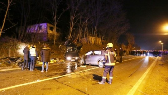 Makinat përplasen kokë më kokë, 4 të rinj shqiptarë në Serbi humbin jetën në aksident
