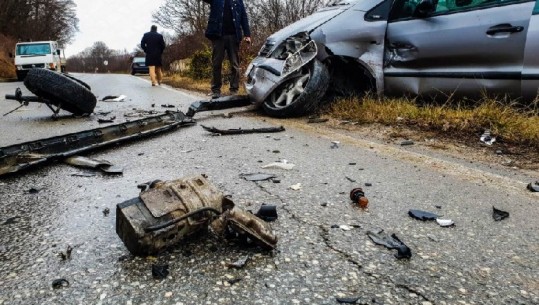 Aksident në autostradën Tiranë Durrës, kamioni përplaset me makinën, një i plagosur