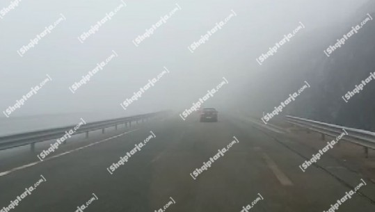 Mjegulla e dendur 'pushton' Rrugën e Kombit, vështirësi në qarkullimin e mjeteve! 'Rrugorja' apel shoferëve: Bëni kujdes