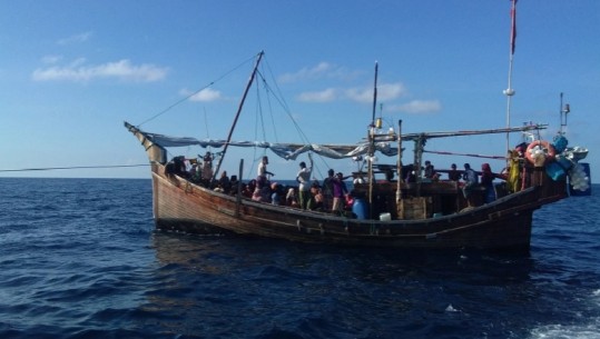 Indonezia do të pranojë dhjetëra refugjatë myslimanë Rohingya të bllokuar në det