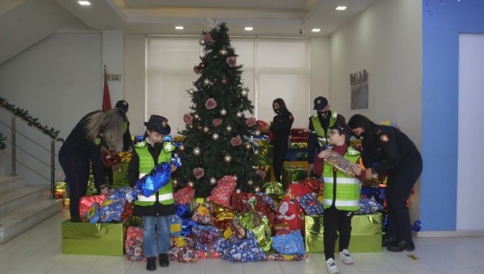 Në prag të Vitit të Ri, efektivët e Policisë Rrugore në Tiranë festojnë me fëmijët në nevojë