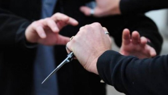 Sherr me thika mes adoleshentësh në Kuçovë, 2 përfundojnë në spital dhe 2 në pranga 