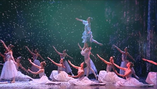 'Arrëthyesi' mbyll sezonin e vitit në opera, festa ikonë e Krishtlindjeve në TKOB