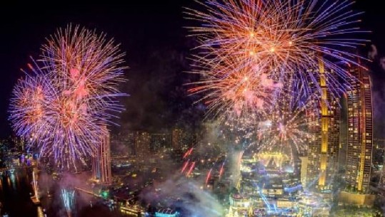 Spektakël dritash dhe fishekzjarre, festimet e para për 2022 në botë! Mbërrin Viti i ri 2022 në Zelandën e re, Australi, e Tajlandë! Omicron anulon shumë festime (VIDEO)
