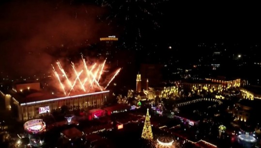 Mbërrin Viti i Ri 2022! Qielli ndriçohet nga spektakli i fishekzjarrëve në të gjithë vendin! Shqiptarja.com dhe Report Tv ju uron gëzuar (VIDEO)