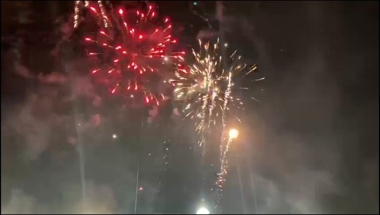 Në Lezhë Viti i Ri 2022 pritet me fishekzjarrë, qindra qytetarë mblidhen të shijojnë spektaklin