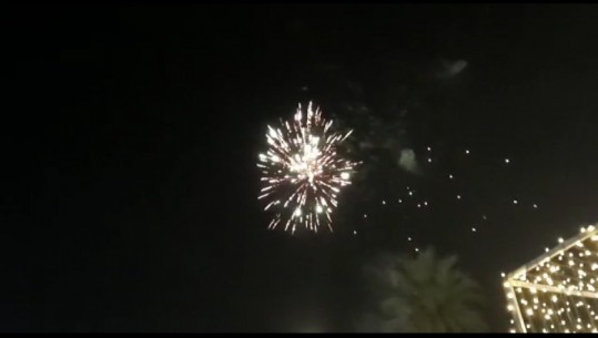 Nata e ndërrimit të viteve, spektakël fishekzjarresh në Berat! Qindra qytetarë beratas tejmbushin sheshin dhe rrugët e qytetit