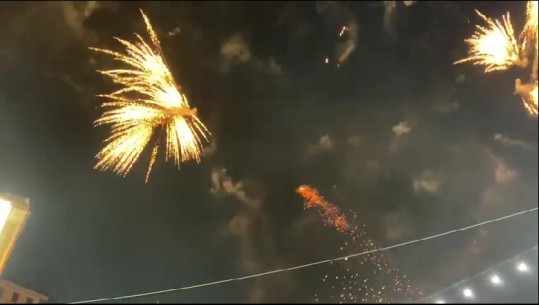 Viti i Ri 2022 në Vlorë, qytetarët mbushin rrugët dhe shijojnë spektaklin e fishekzjarrëve