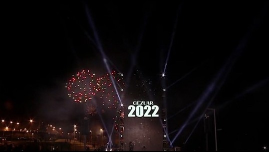 Viti i Ri 2022, në Durrës qytetarët e presin me spektakël e fishekzjarrësh