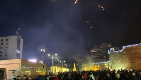 Viti i Ri 2022 në Elbasan, pritet me fishekzjarrë, qytetarët vërshojnë në shesh