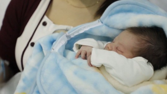 Ministrja e Shëndetësisë viziton bebet e para të vitit 2022: Do të jetë viti i fëmijëve