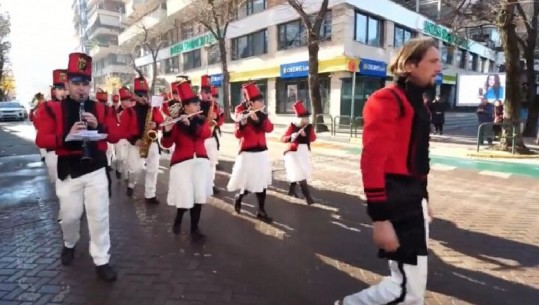 Tirana nis rrugëtimin si Kryeqyteti Europian i Rinisë, banda frymore parakalon në rrugët e qytetit
