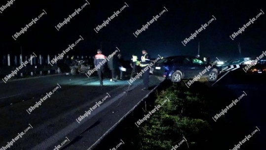 ‘Benzi’ ecën me indietro në autostradën Vlorë-Fier, përplaset me makinën tjetër, plagoset pasagjerja (VIDEO)