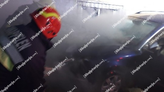 Përfshihet nga flakët makina në Vlorë, banorët njoftojnë zjarrfikësit dhe policinë! Shkak dyshohet një shkëndijë elektrike (VIDEO)