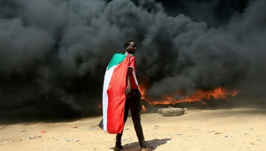 Jep dorëheqjen kryeministri i Sudanit pas protestave masive