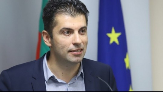 Bullgaria do të heqë veton për Maqedoninë e Veriut? Kryeministri Petkov: Kjo zgjidhet nga dy qeveritë! Anëtari i koalicionit qeverisës: Të na heqë SHBA vizat