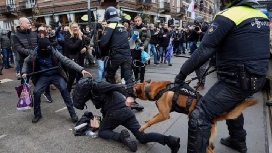 Kaos në rrugët e Amsterdamit, qytetarët protestë kundër masave anti-COVID! Qeni i policisë kafshon të riun (FOTO)