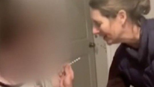 Mësuesja i bën vaksinën në shtëpi nxënësit të saj 17-vjeçar, arrestohet natën e ndërrimit të viteve