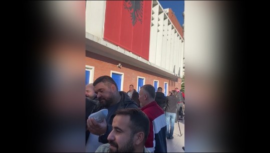 VIDEOLAJM/ 'Turp, Gazi!', militanti i Berishës i bërtet para selisë së PD, Bardhi i 'përgjigjet' me dy gishtat lart