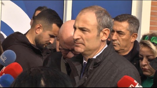 PD tha se për të hyrë në seli duhet marrë leje, Bumçi ironizon: Ku ta marr te e-albania