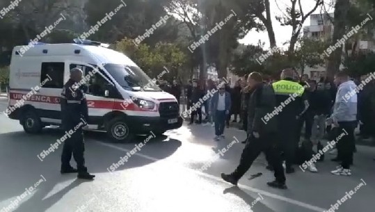 Aksident në Berat, makina përplas rëndë 16-vjeçarin dhe largohet nga vendi i ngjarjes! Shoferi arrestohet pas disa orësh nga policia