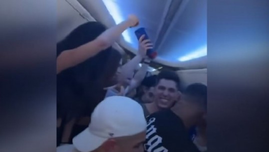 Alkool dhe muzikë, të rinjtë nga Kanadaja shndërrojnë avionin në një club nate