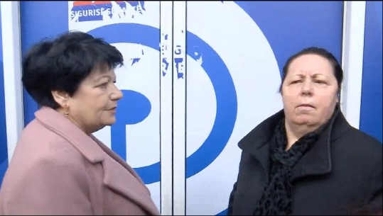 Gratë mbështetëse të Berishës shkojnë në selinë e PD-së, trokasin në derë: Jemi Forumi Gruas, Nina hape derën