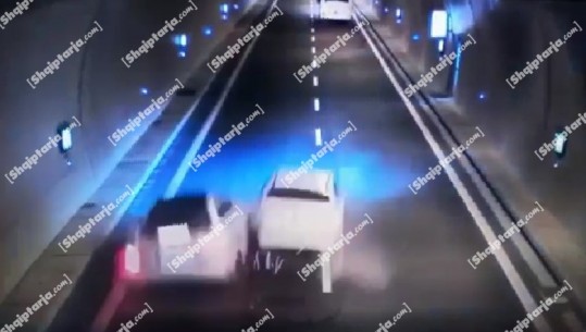 Report Tv siguron videon e përplasjes së dy makinave te tuneli i Kalimashit, parakalimi gabuar i merr jetën te resë